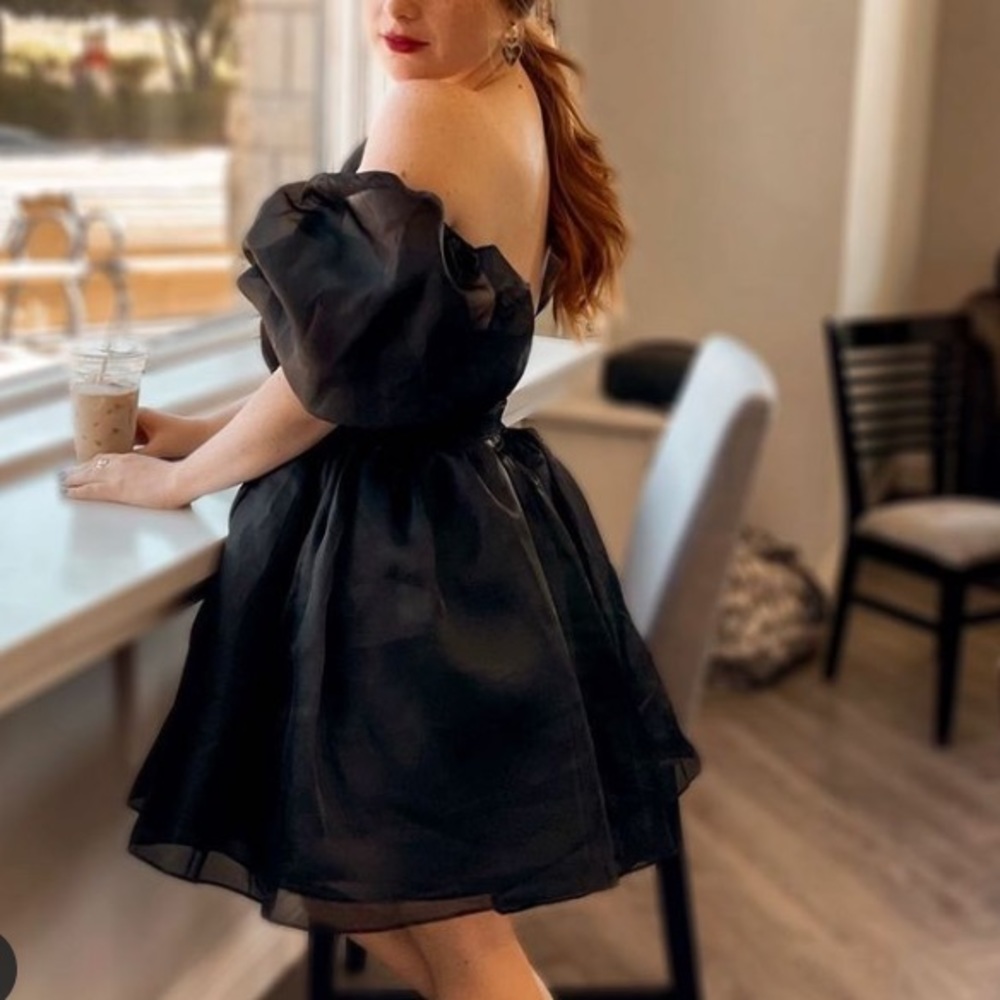 Selkie black puff dress 🖤